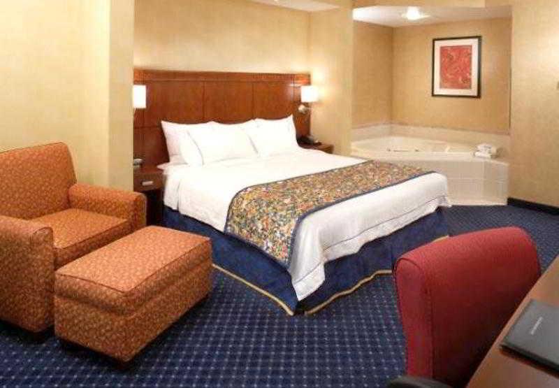 Courtyard By Marriott Cleveland Hotel