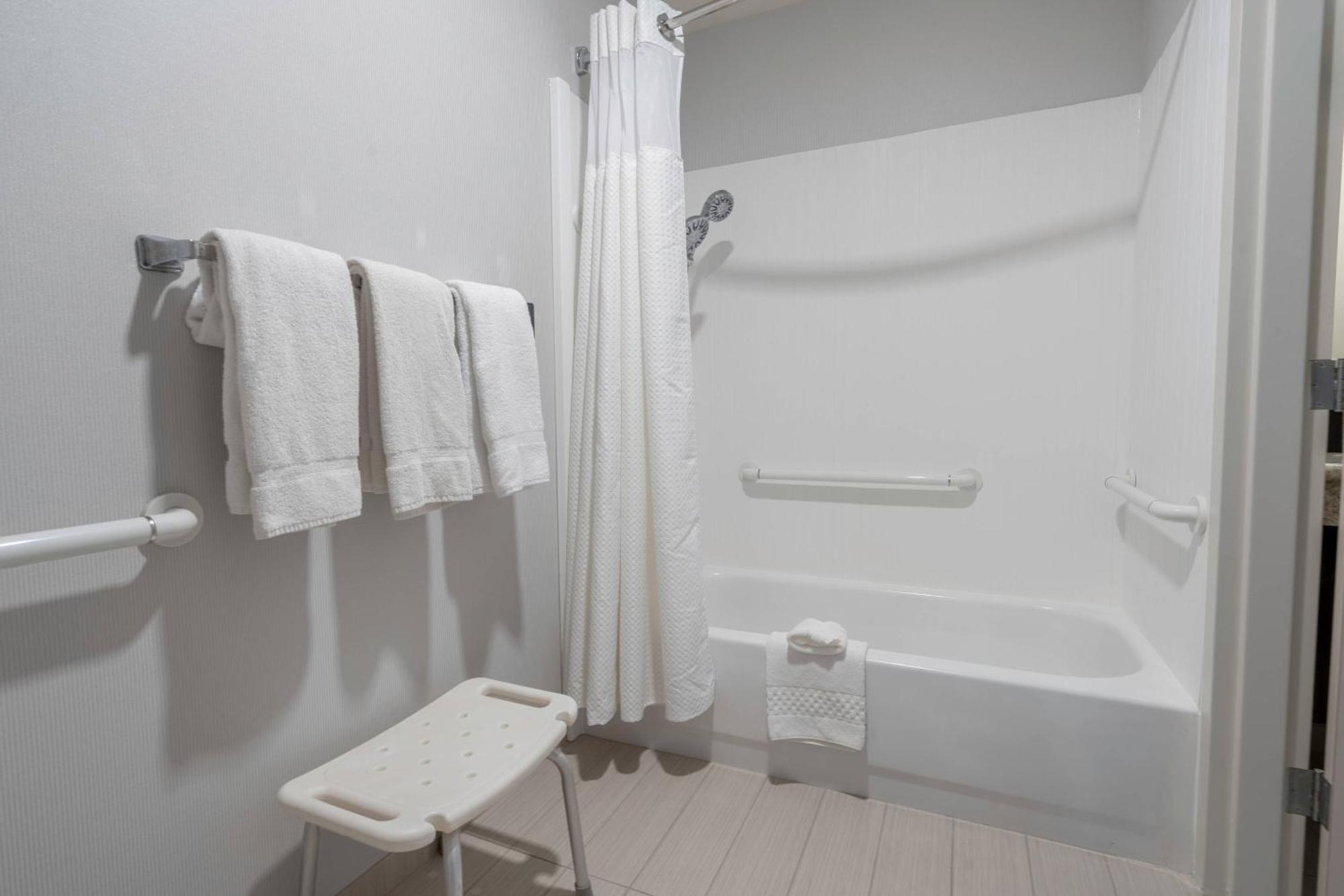 Courtyard By Marriott Cleveland Hotel